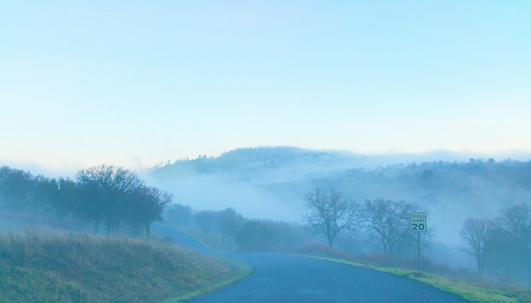 carretera con niebla que puede causar accidentes de tráfico, con estos accidentes puedes reclamar tu indemnización
